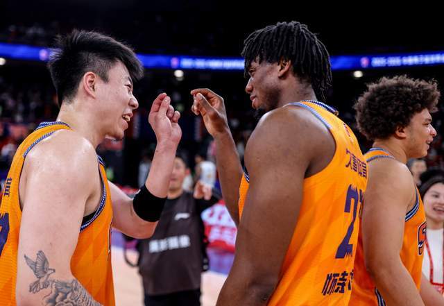 b体育app-CBA积分榜最新排名！上海力压广厦排第1，广东第3不稳，7队大乱斗